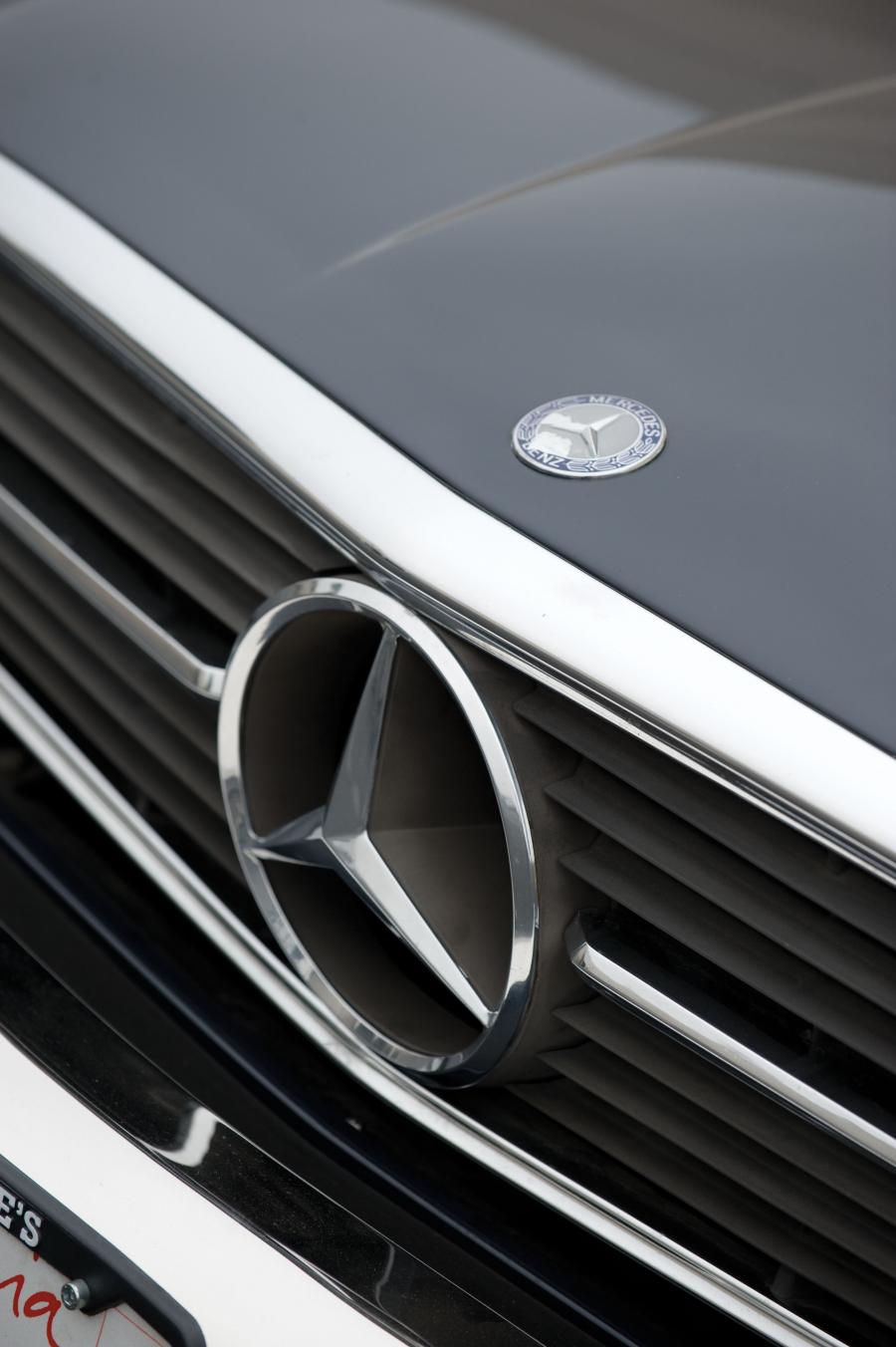  Mercedes-Benz 380 SL Roadster 1984 года  (фото 4 из 6)